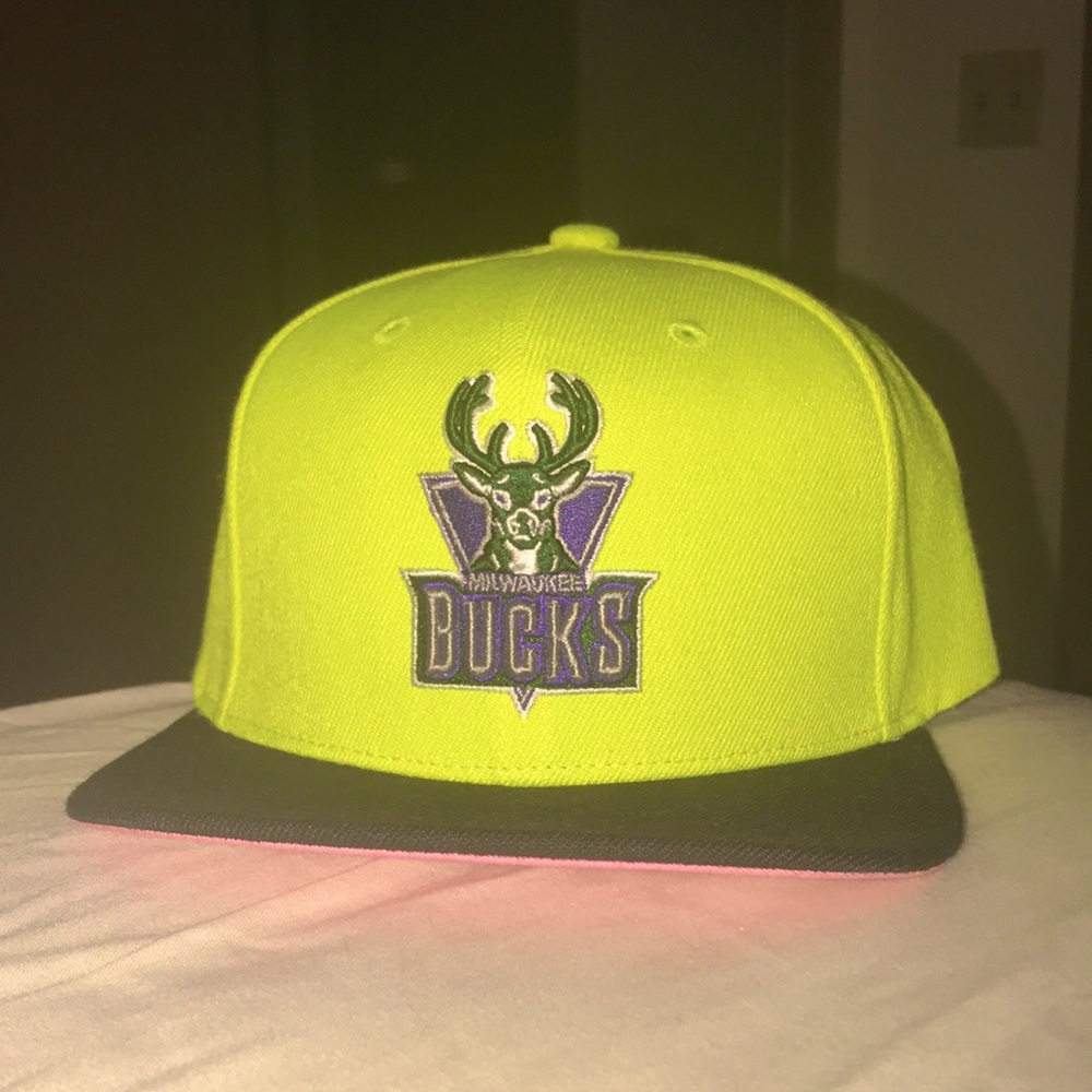 Milwaukee bucks hat (vert)